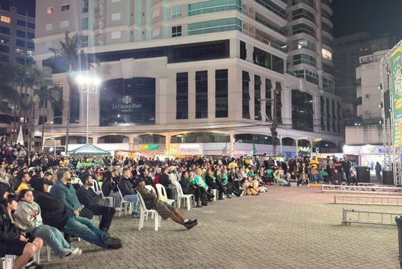 Torcida transforma Pra&ccedil;a da Paz em ponto de encontro da Copa em Itapema