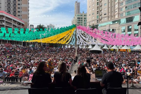 Arrai&aacute; Solid&aacute;rio de Itapema bate recorde com Pra&ccedil;a da Paz lotada e 15 mil cartelas