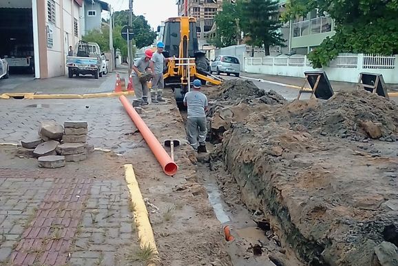 Obras de esgotamento sanit&aacute;rio afetam o tr&acirc;nsito em seis bairros de Itapema nesta semana