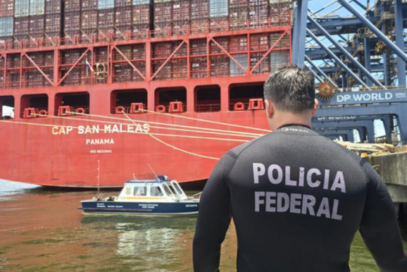PF descobre mergulhadores escondendo coca&iacute;na em navios no Norte de SC