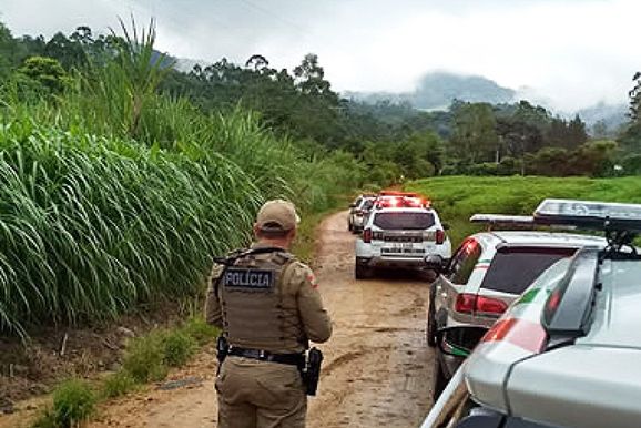 Pol&iacute;cia Militar recupera ve&iacute;culo furtado em Itapo&aacute;