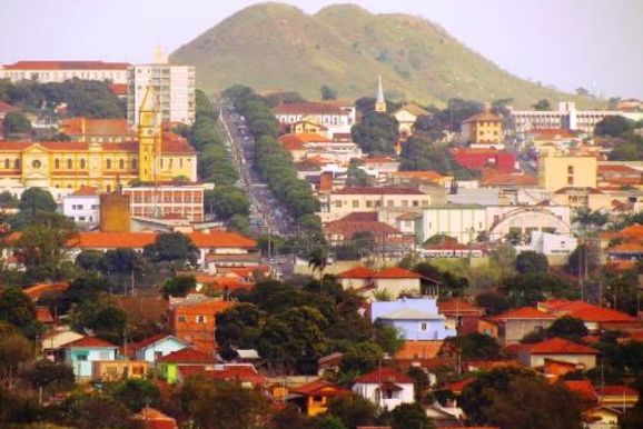 ​Fotografia do Morro das Tr&ecirc;s Marias em Jacarezinho impressiona por parecer uma pintura