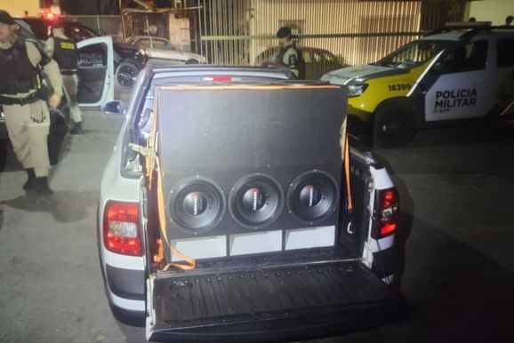Opera&ccedil;&atilde;o contra som alto apreende potentes equipamentos em Jacarezinho