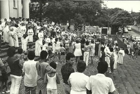 Foto dos anos 80 mostra recep&ccedil;&atilde;o de imagem sacra na Catedral