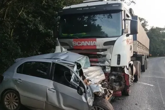 Colis&atilde;o frontal na PR-092 deixa um morto no trecho rumo ao Norte Pioneiro