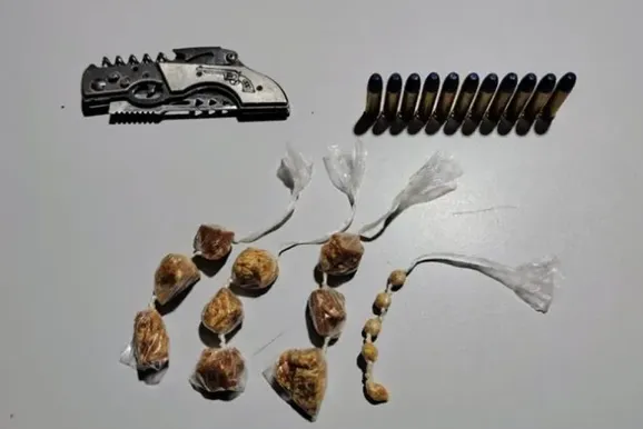 ​PM apreende drogas e muni&ccedil;&otilde;es em resid&ecirc;ncia de Jacarezinho