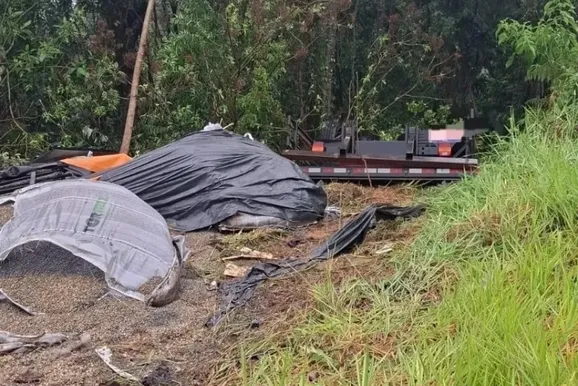 ​Caminhoneiro morre ap&oacute;s tombar ve&iacute;culo na PR-090 no Norte Pioneiro