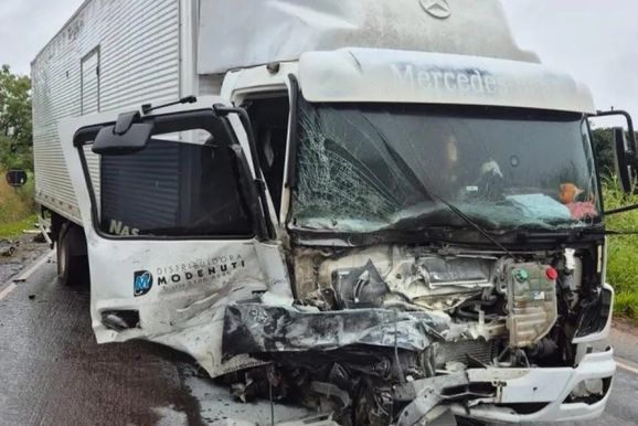 ​Colis&atilde;o entre carro e caminh&atilde;o deixa um morto na PR-431