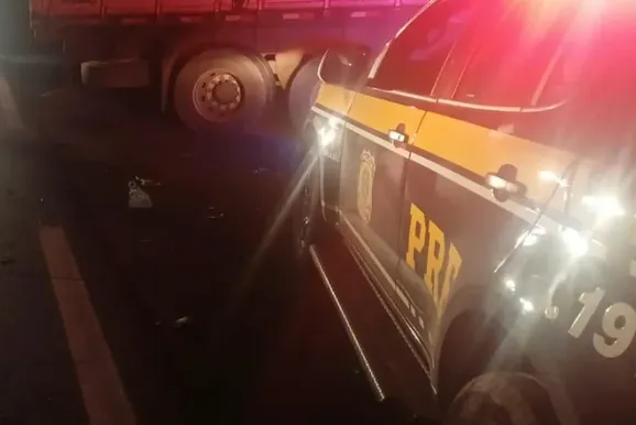 ​Motociclista morre ap&oacute;s colis&atilde;o com caminh&atilde;o na BR-153 no Norte Pioneiro