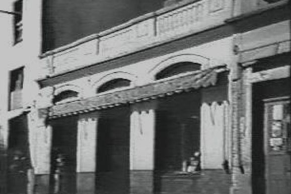 Pr&eacute;dio da antiga loja A Nacional &eacute; demolido em Jacarezinho
