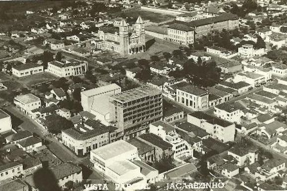 Registro hist&oacute;rico retrata o centro de Jacarezinho em 1965