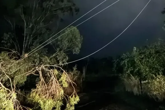​Temporais deixam 180 mil im&oacute;veis sem energia el&eacute;trica no Paran&aacute;