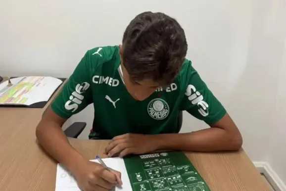 ​Zagueiro de 14 anos de Bandeirantes &eacute; contratado pela base do Palmeiras
