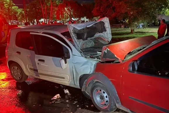 ​Colis&atilde;o frontal entre dois carros deixa um morto e quatro feridos no Norte Pioneiro