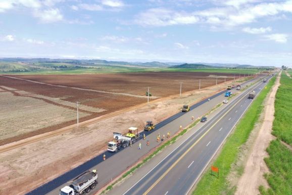 ​EPR Litoral Pioneiro inicia pavimenta&ccedil;&atilde;o com asfalto-borracha na BR-153 em Jacarezinho