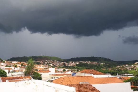 ​Fim de semana em Jacarezinho ser&aacute; marcado por chuva forte e queda de temperatura