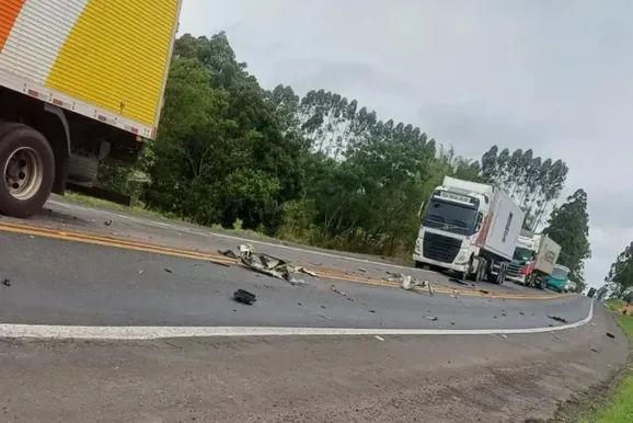 ​Motorista fica ferido ap&oacute;s colis&atilde;o entre van e caminh&atilde;o na PR-092 no Norte Pioneiro