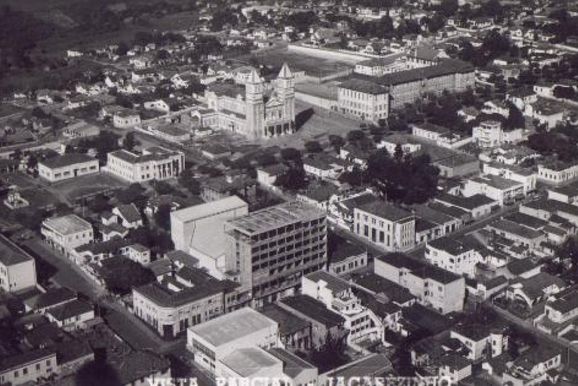 ​Registro de 1966 mostra vista parcial do centro de Jacarezinho e transforma&ccedil;&otilde;es urbanas