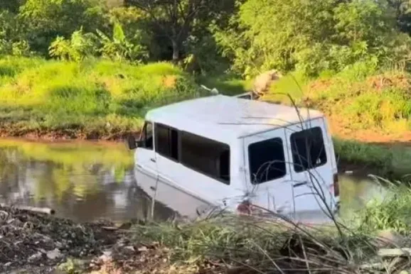 ​Van com trabalhadores rurais cai em represa no Conjunto Ouro Verde em Bandeirantes