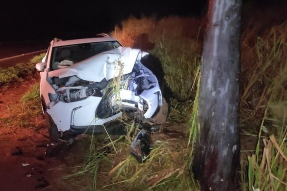 Mulher fica ferida ap&oacute;s carro bater em &aacute;rvore na PR-218