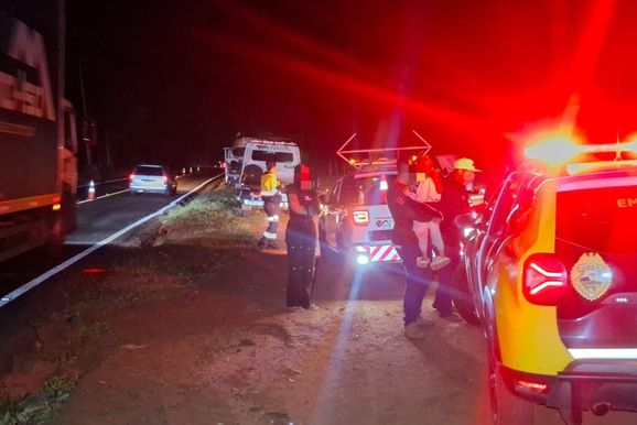 Duas pessoas ficam feridas em batida entre carro e caminh&atilde;o na PR-182