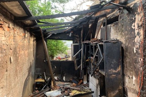 Inc&ecirc;ndio destr&oacute;i casa em Nova Londrina