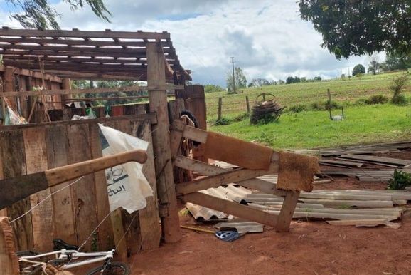 Casas s&atilde;o destelhadas durante temporal em Quer&ecirc;ncia do Norte