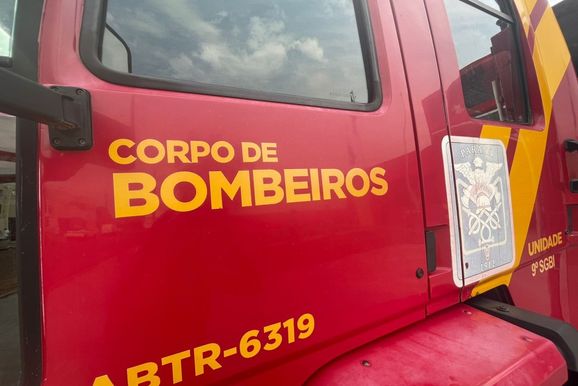 Idosa fica ferida ao cair em bueiro na Avenida Brasil