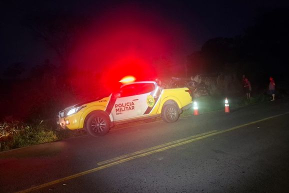 Quatro pessoas ficam feridas em capotamento na PR-576