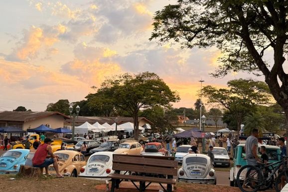 Encontro dos Reliqueiros recebe amantes de carros antigos de toda a regi&atilde;o em Loanda