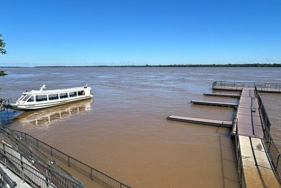 Cheia do Rio Paran&aacute; e chuvas afetam turismo em Porto Rico 