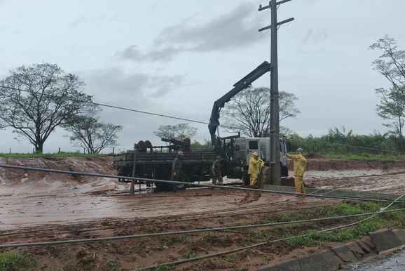 Equipes da Copel trabalham para recompor sistema el&eacute;trico no Porto S&atilde;o Jos&eacute;