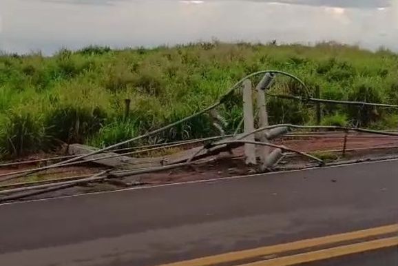 Mais de 20 postes de energia caem ap&oacute;s tempestade no Porto S&atilde;o Jos&eacute;