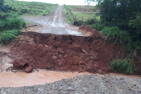 Ponte desaba e interdita estrada entre Santa M&ocirc;nica e Planaltina do Paran&aacute;