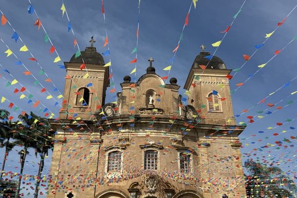 Arrai&aacute; de S&atilde;o Pedro movimenta Mariana com f&eacute;, cultura e solidariedade
