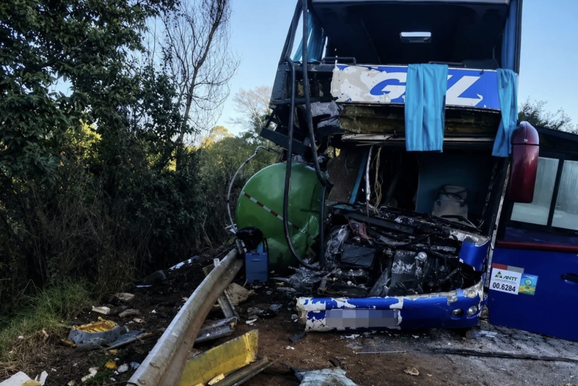 &Ocirc;nibus com romeiros de Mariana se envolve em acidente e deixa tr&ecirc;s mortes
