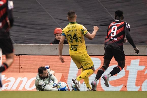 Mirassol segura Athletico-PR, cria chances, mas sofre gol no fim em Curitiba
