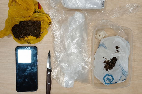 Pol&iacute;cia Militar prende dupla em flagrante por tr&aacute;fico de drogas no Bela Vista
