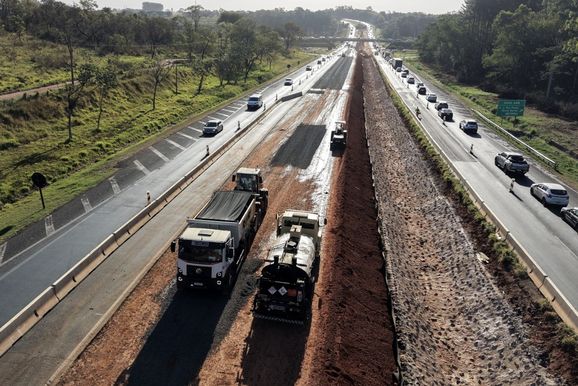 Obras da 3&ordf; faixa da Washington Lu&iacute;s alteram tr&aacute;fego entre Rio Preto e Mirassol