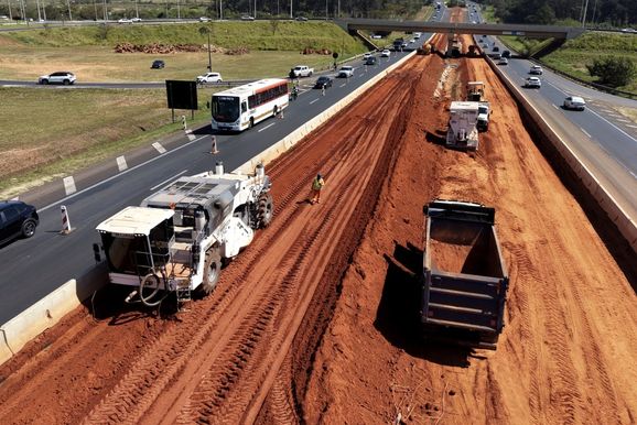 Obras da 3&ordf; faixa da Washington Lu&iacute;s avan&ccedil;am entre Cedral, Rio Preto e Mirassol
