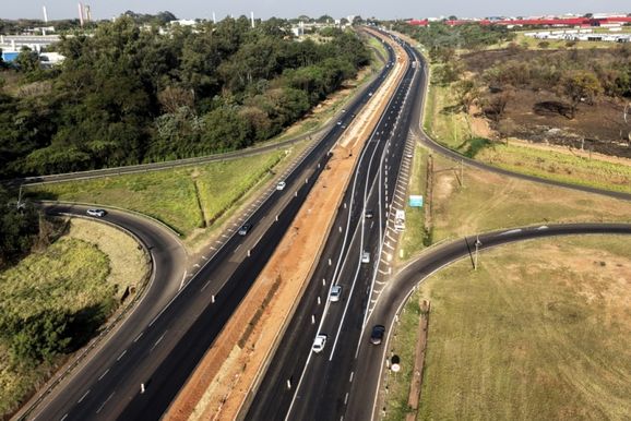 Obras da terceira faixa entre Mirassol e Rio Preto avan&ccedil;am com nova etapa de drenagem