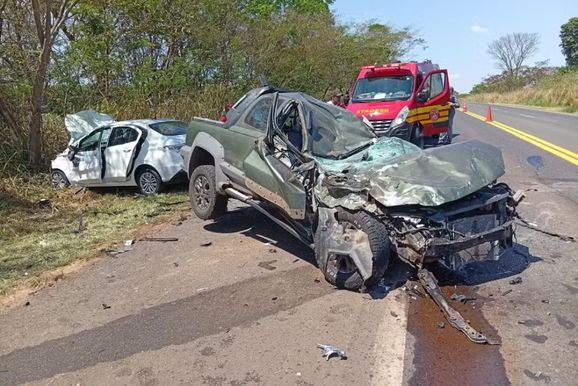 Colis&atilde;o entre dois carros e caminh&atilde;o deixa dois feridos na Feliciano Sales Cunha