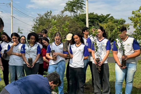 Estudantes da Escola Tufi Madi plantam 25 &aacute;rvores em a&ccedil;&atilde;o pelo Dia da &Aacute;rvore em Mirassol