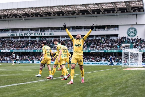 Mirassol vira sobre o Coritiba, encerra jejum e segue fora do Z-4