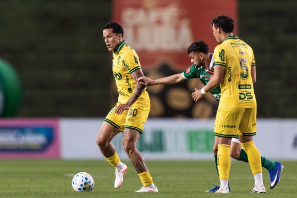 Mirassol goleia Uberl&acirc;ndia no Parque do Sabi&aacute; e volta forte da parada Fifa
