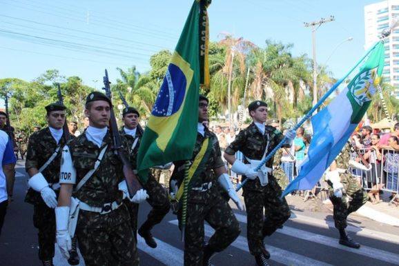 Pra&ccedil;a Dr. An&iacute;sio Jos&eacute; Moreira recebe Desfile C&iacute;vico de 7 de Setembro