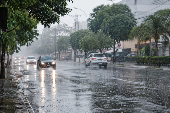 Primavera come&ccedil;a com calor, chuva e r&aacute;pida queda de temperatura em Mirassol