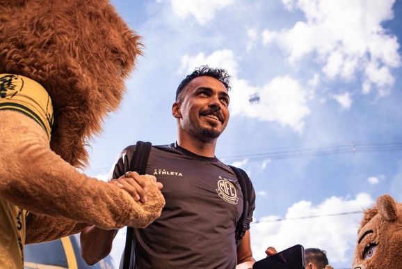 Torcida faz festa e recebe delega&ccedil;&atilde;o do Mirassol no Mai&atilde;o antes de duelo com o Botafogo