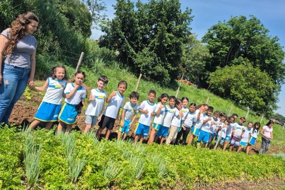 Alunos da L&uacute;cia Medina aprendem sobre horta e temperos em visita &agrave; Escola Agr&iacute;cola