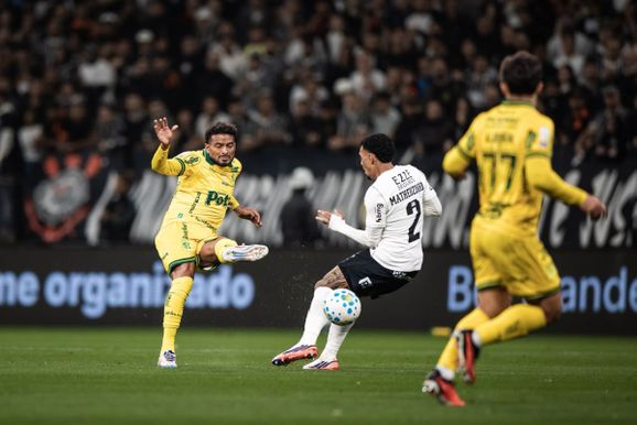 Com um a menos, Mirassol perde para o Corinthians, mas segue fora do Z-4